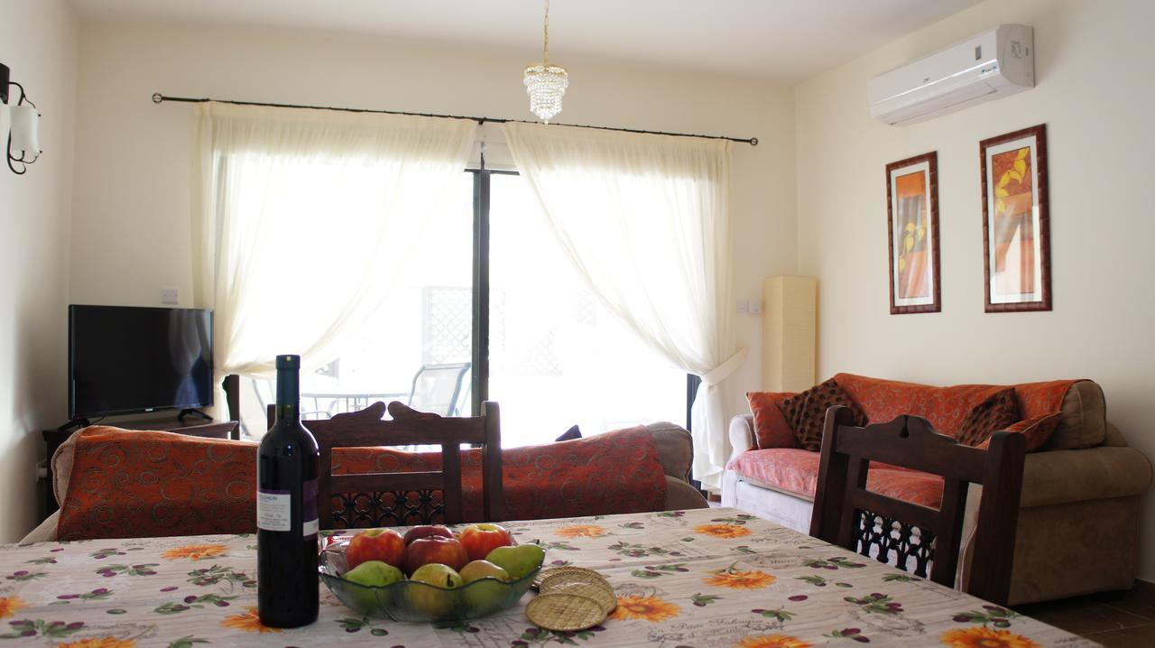 Townhouse Queens Gardens Paphos ภายนอก รูปภาพ