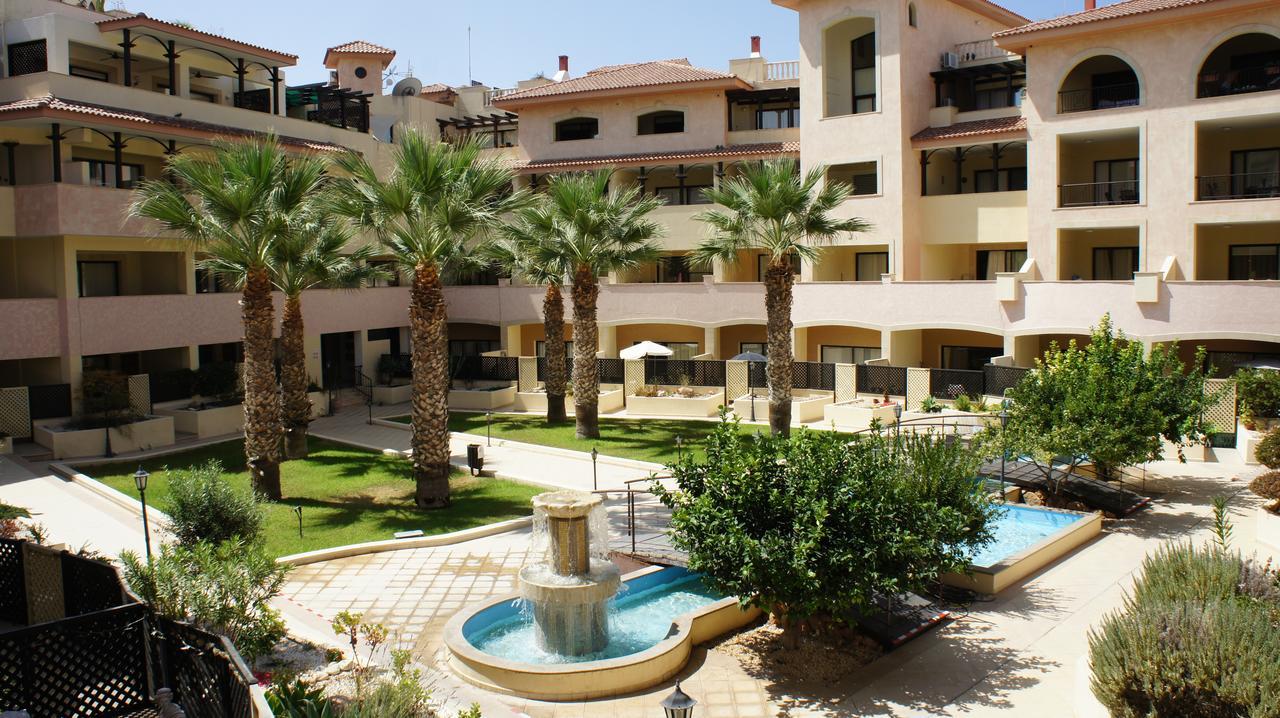 Townhouse Queens Gardens Paphos ภายนอก รูปภาพ