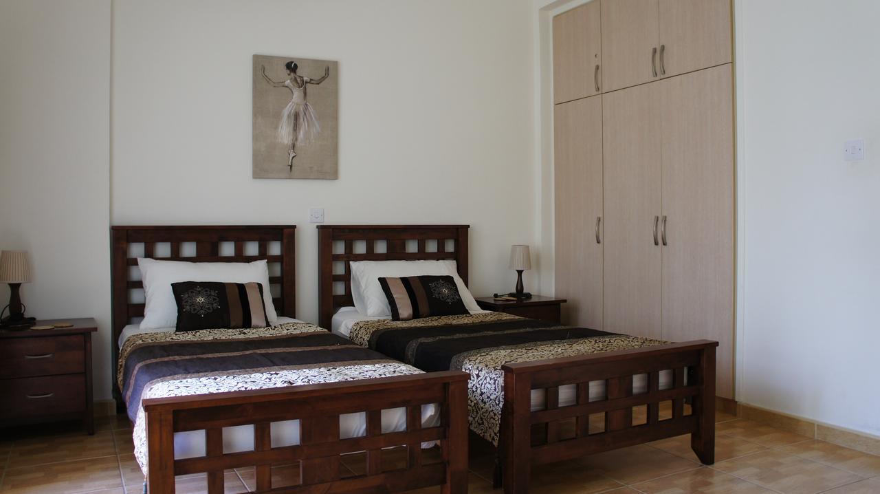 Townhouse Queens Gardens Paphos ภายนอก รูปภาพ