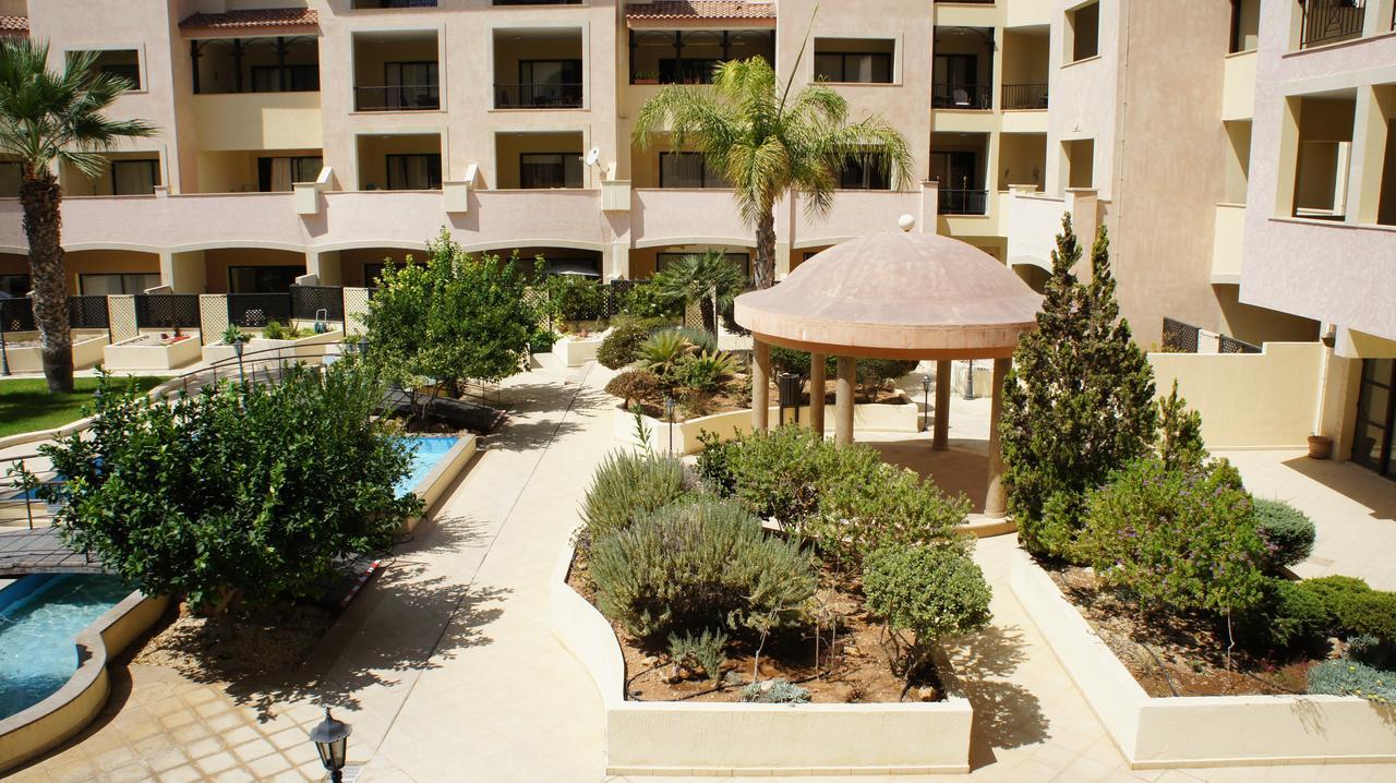 Townhouse Queens Gardens Paphos ภายนอก รูปภาพ